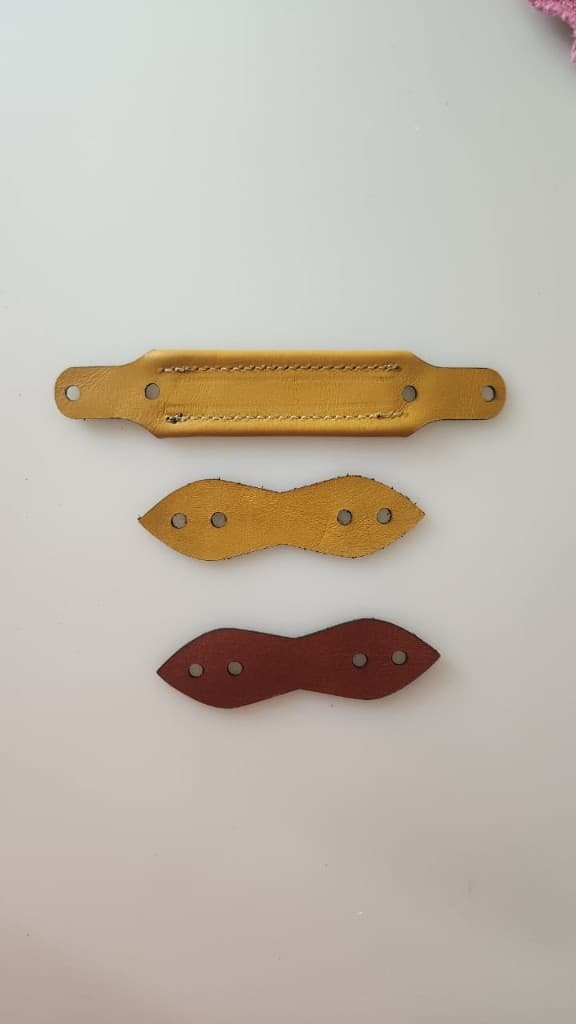 Leather bag handle with connector pieces by Plaasjaap