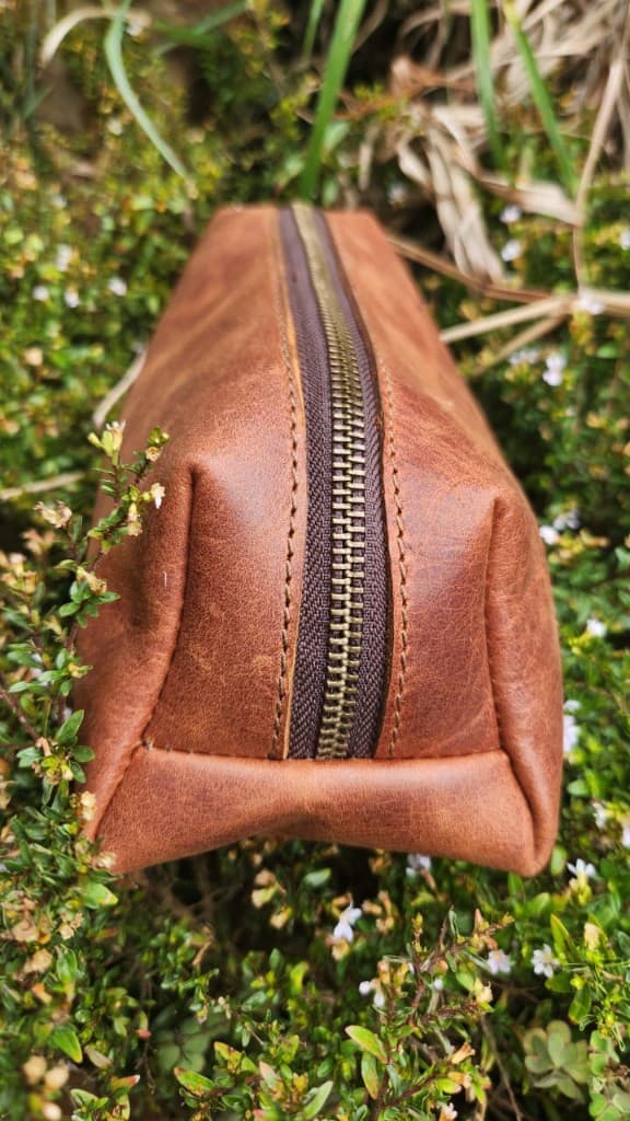 Handmade brown leather make-up bag with zipper by Plaasjaap