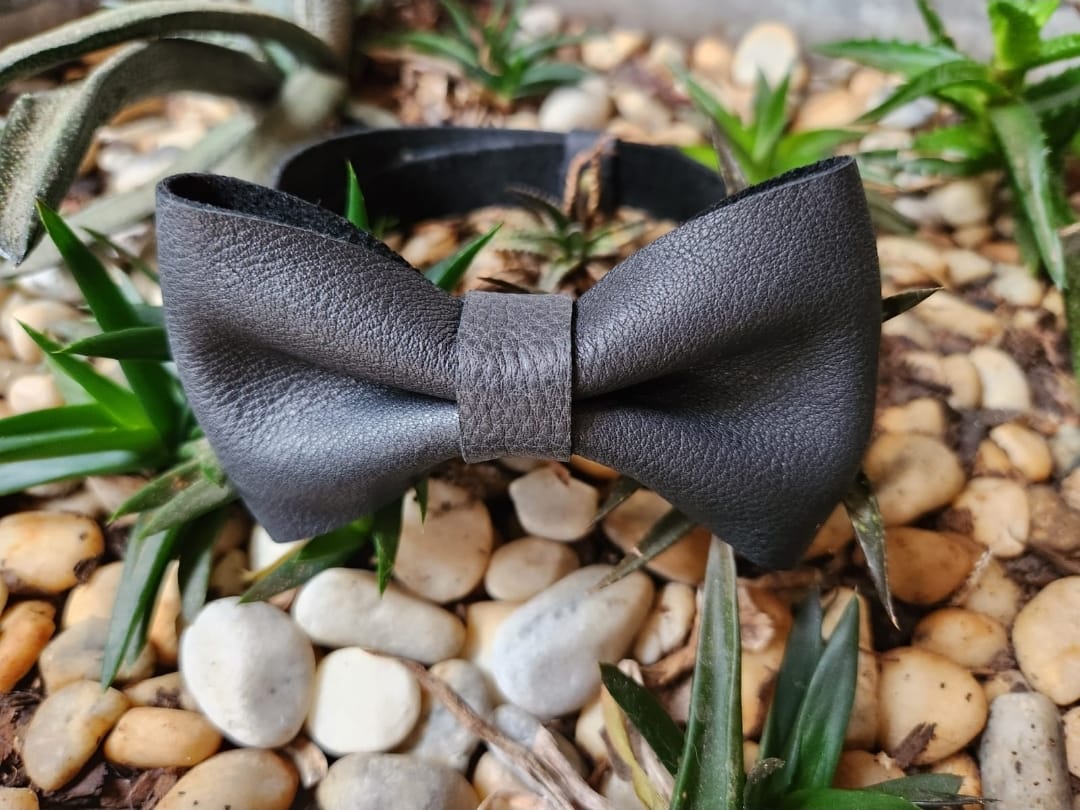 Leather bow tie by Plaasjaap